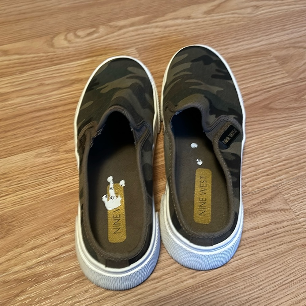 Nine West Camo mules/slide on 6.5